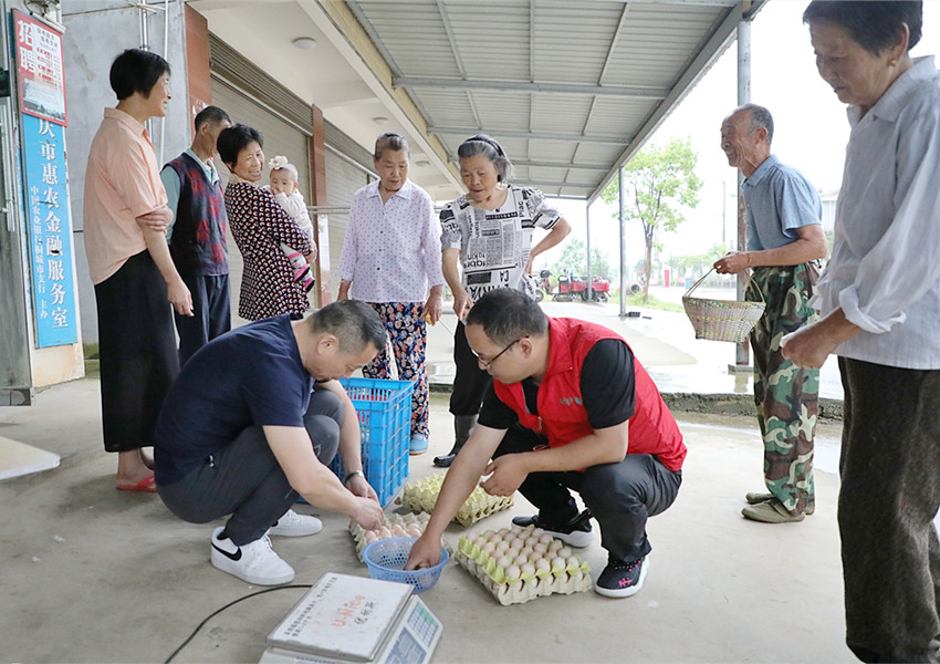 农民在家门口售卖农产品2.JPG