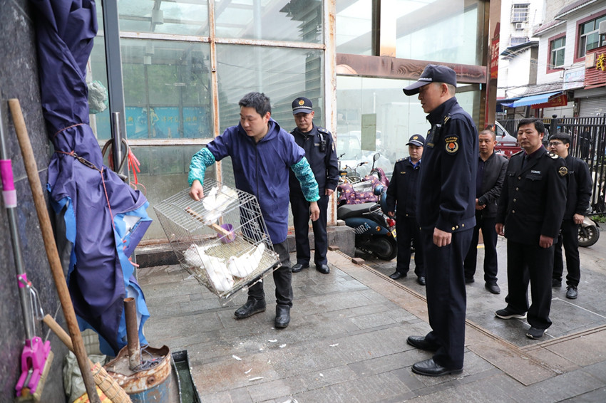 执法人员整治出店经营行为.JPG