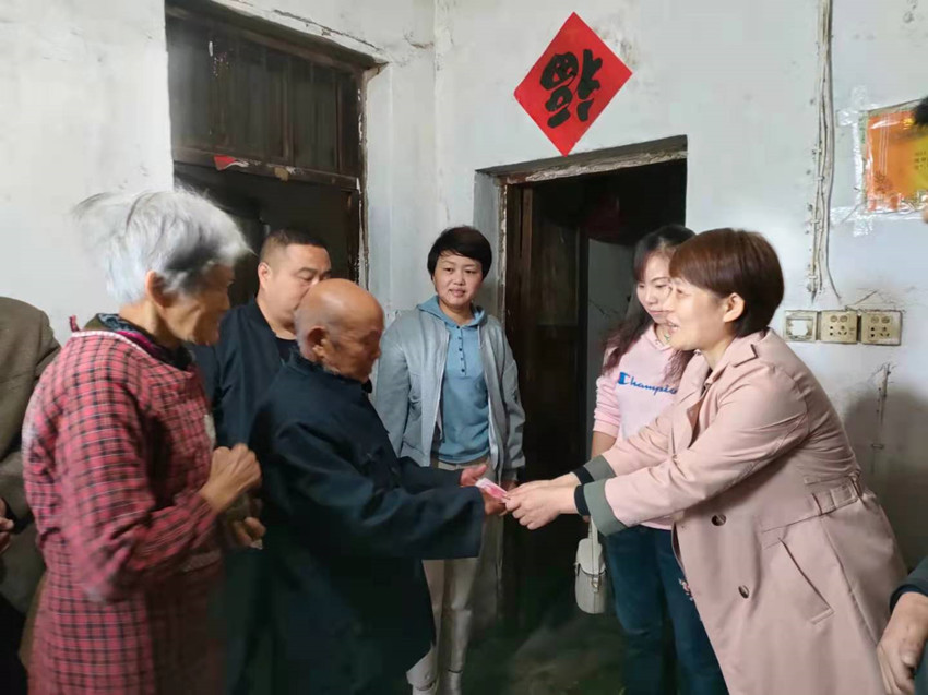文昌幼教集团园慰问困难群众3.jpg