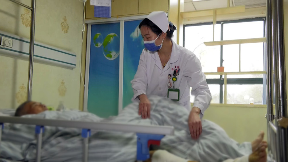 图为工作中的华鑫医院护士华云.jpg